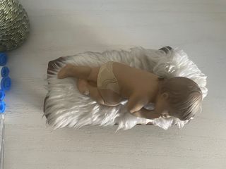 Niño Jesús en cuna de madera