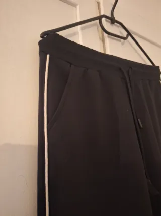 Pantaloni sportivi neri con banda laterale Amisu