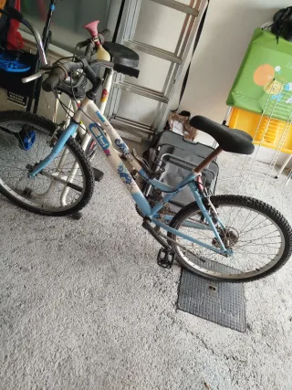 Bicicleta infantil azul y blanca