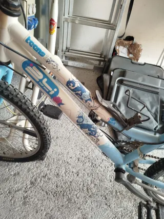 Bicicleta infantil azul y blanca