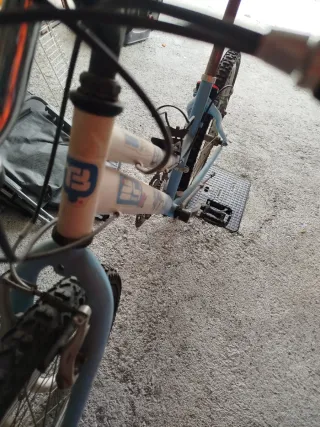 Bicicleta infantil azul y blanca