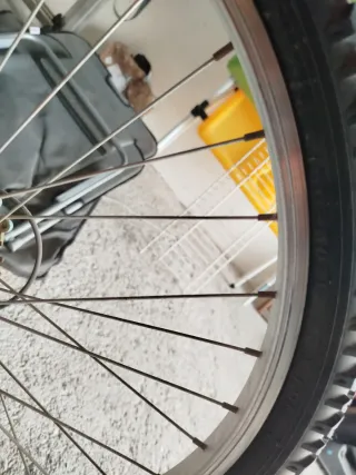 Bicicleta infantil azul y blanca