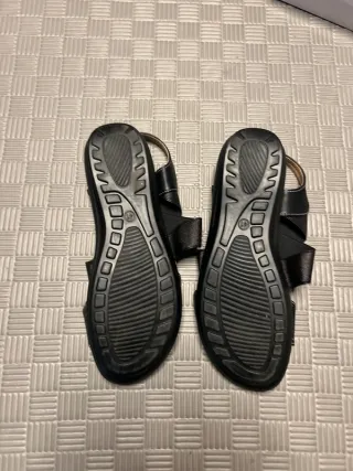 Sandalias negras de tiras cruzadas