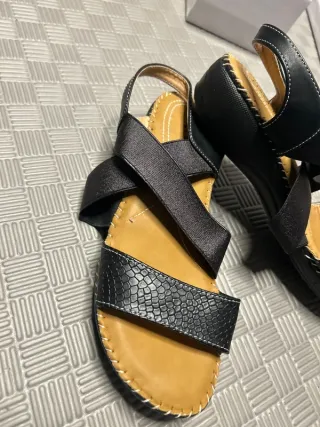 Sandalias negras de tiras cruzadas