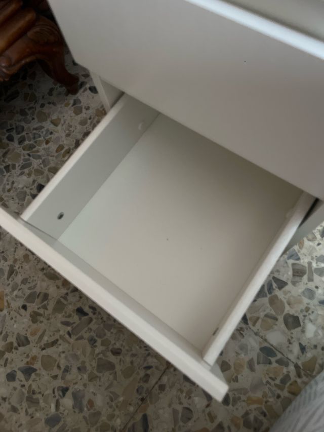 Mesa de noche Ikea blanca