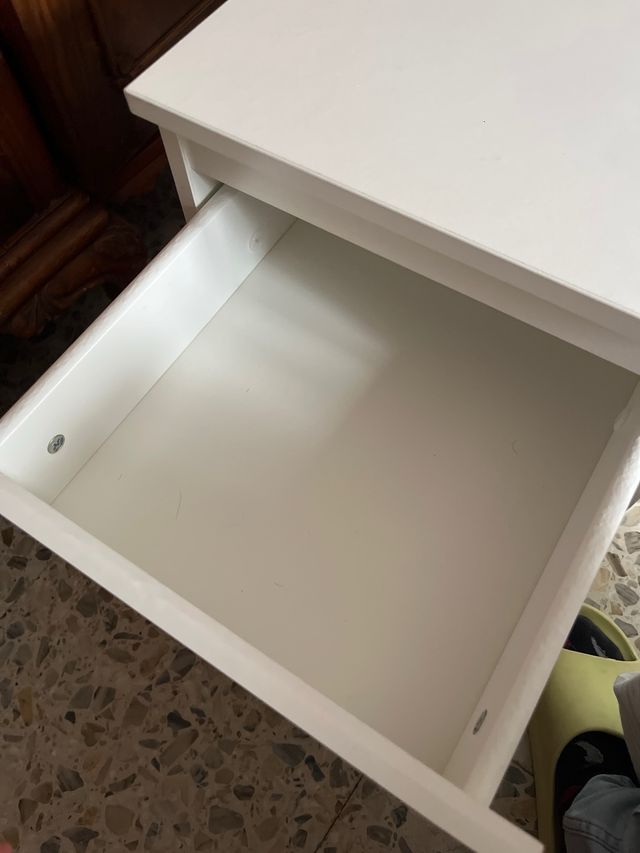 Mesa de noche Ikea blanca