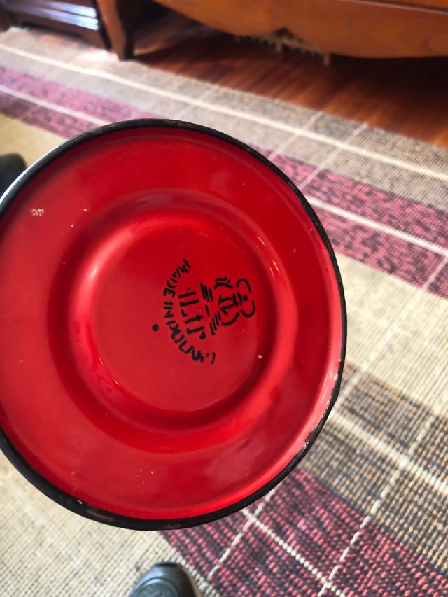 Cafetera antigua roja esmaltada