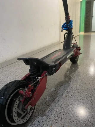 Patinete Eléctrico Rojo y Negro