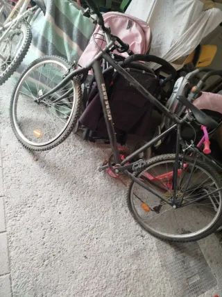 Bicicleta de montaña negra