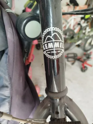 Bicicleta de montaña negra