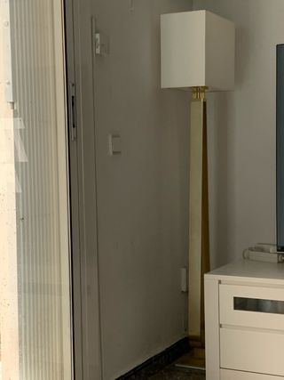 Lámpara de pie dorada y blanca