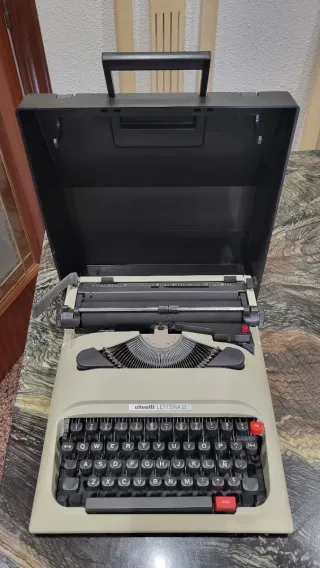 Máquina de escribir Olivetti LETTERA 12