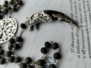 Rosario con zanna lupo e ciondolo runico