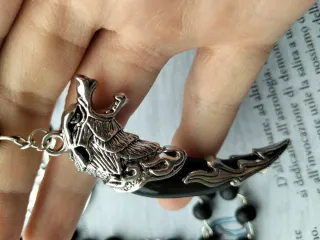 Rosario con zanna lupo e ciondolo runico