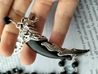 Rosario con zanna lupo e ciondolo runico