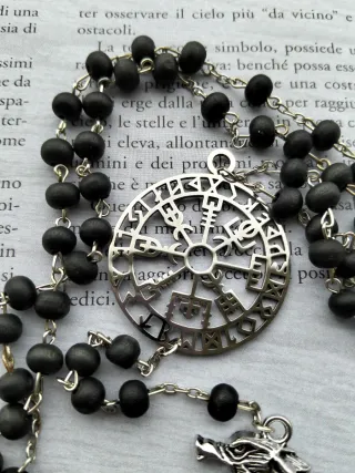 Rosario con zanna lupo e ciondolo runico