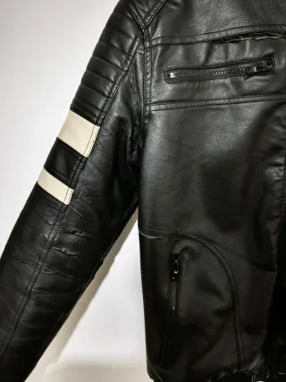 Chupa Inside Negra con Capucha y Rayas