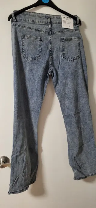 Pantalón vaquero flare con abertura