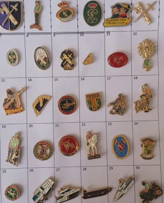 Lote 44  pines / insignias Guardia Civil