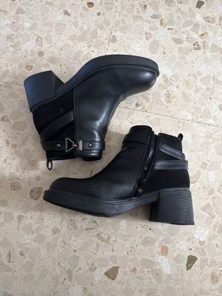 Botines negros con hebilla. Solo un uso