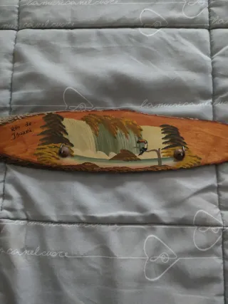 Appendino in legno con pittura cascata