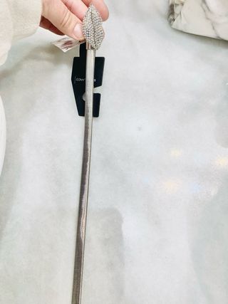 Cinturón plateado con labios de strass