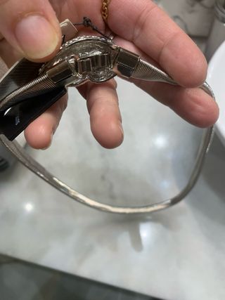 Cinturón plateado con labios de strass