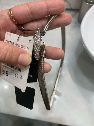 Cinturón plateado con labios de strass