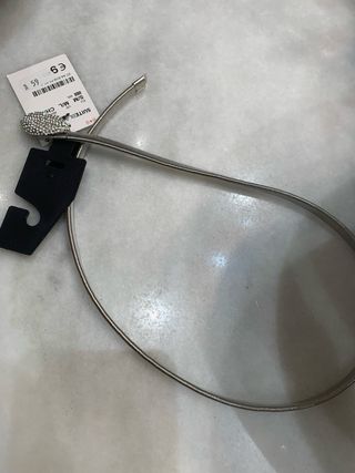 Cinturón plateado con labios de strass