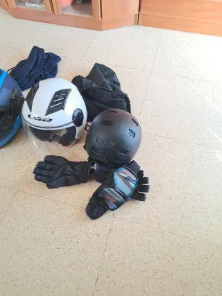 Lote de cascos y guantes