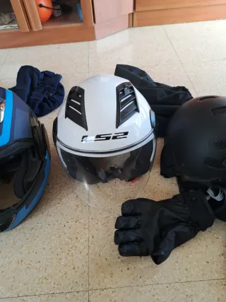 Lote de cascos y guantes