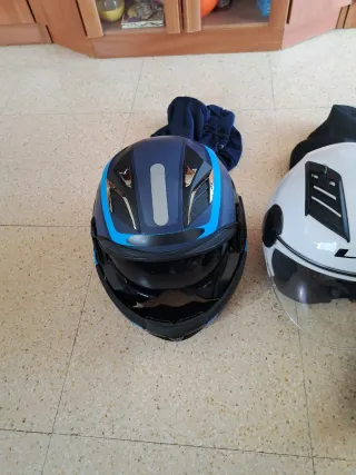 Lote de cascos y guantes