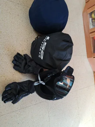 Lote de cascos y guantes