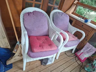 Conjunto mesa, 4 sillas, sofá y 2 butacones