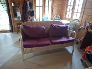 Conjunto mesa, 4 sillas, sofá y 2 butacones