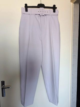 Pantalón morado lila tiro alto cinturón Zara