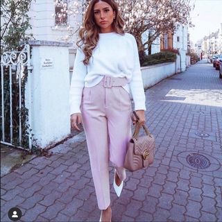 Pantalón morado lila tiro alto cinturón Zara