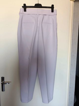 Pantalón morado lila tiro alto cinturón Zara