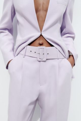 Pantalón morado lila tiro alto cinturón Zara