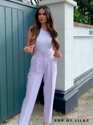 Pantalón morado lila tiro alto cinturón Zara