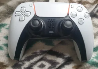 Controller PS5 bianco con joystick magnetici TMR