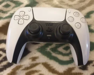Controller PS5 bianco con joystick magnetici TMR