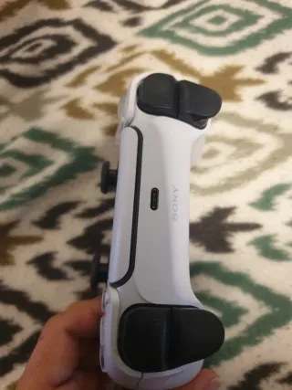 Controller PS5 bianco con joystick magnetici TMR