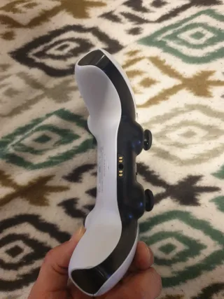 Controller PS5 bianco con joystick magnetici TMR