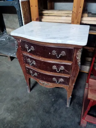 Mesita de noche de madera y mármol