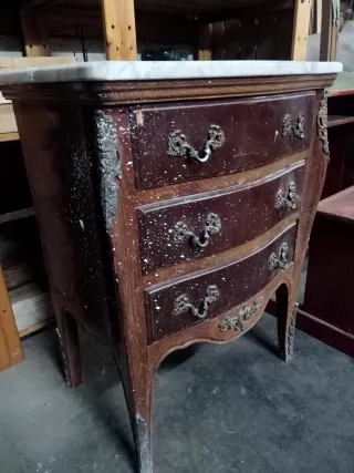 Mesita de noche de madera y mármol