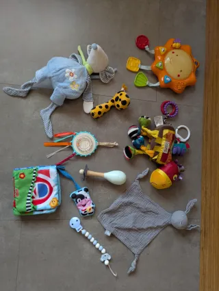 Set di giocattoli per neonati: peluche, sonagli e altro