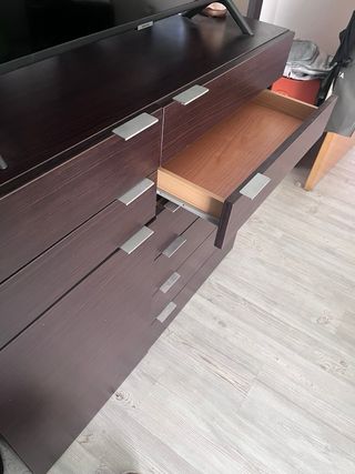 Cómoda de habitación con cajones.
