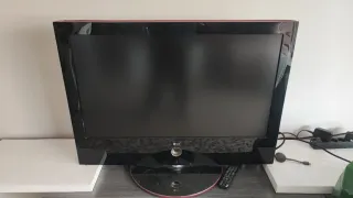 Televisor LG Negro y Rojo