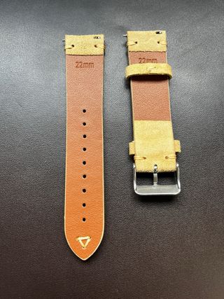 Correa de reloj beige con hebilla plateada